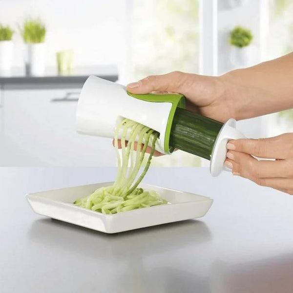 Concombre entier rendu en spirale par la mandoline coupe legumes