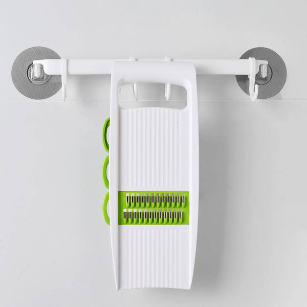 Mandoline de cuisine accrochee au mur