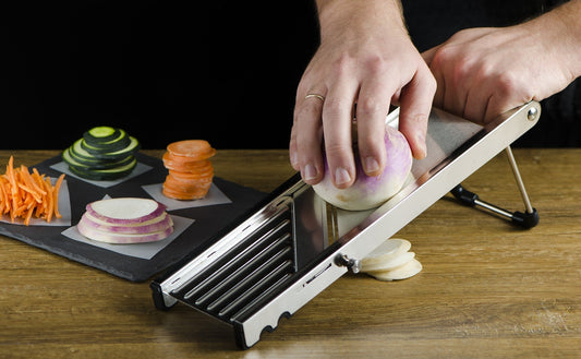 Comment utiliser une mandoline de cuisine sans se couper ?