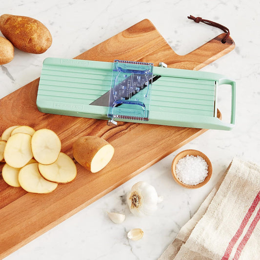 Mandoline_japonaise_Benriner_verte avec patate douce découpée