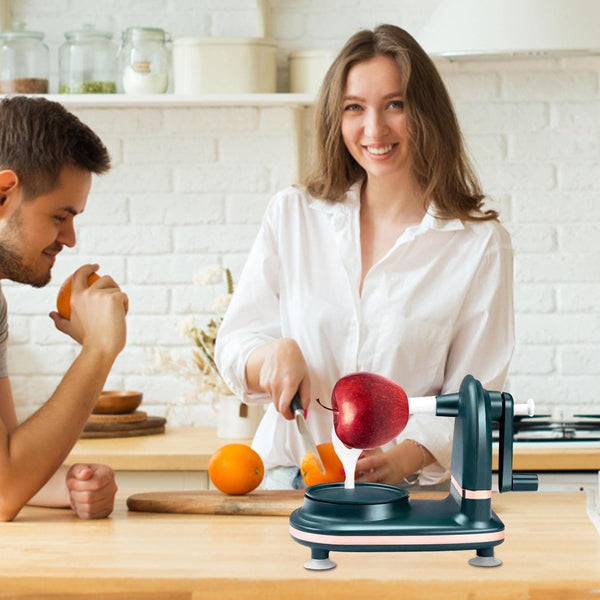 couple qui utilise l'eplucheur de fruits a manivelle
